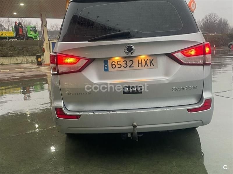 Usado Ssangyong (KGM) Rodius Limited 155 CV (114 kW) 2014 Gris / plata Monovolumen