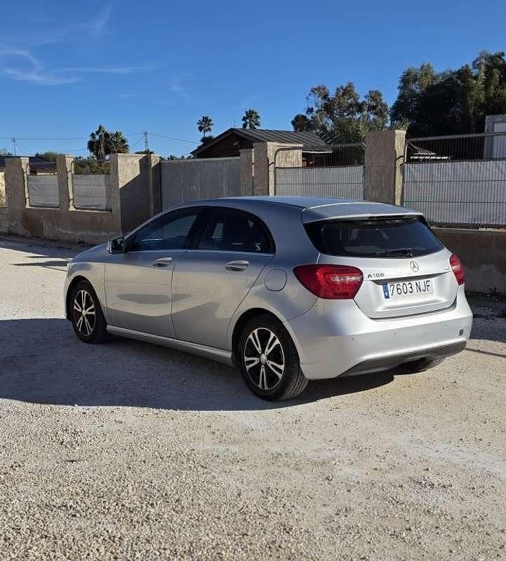 Usado Mercedes A180 Style 109 CV (80 kW) 2014 Gris Utilitario