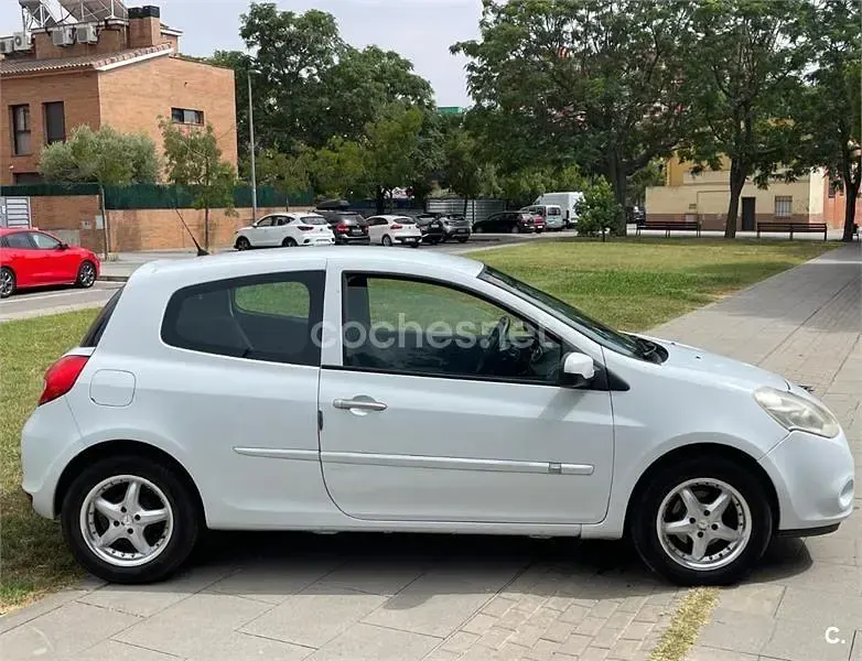 Usado Renault Clio II Expression 100 CV (73 kW) 2009 Blanco Berlina