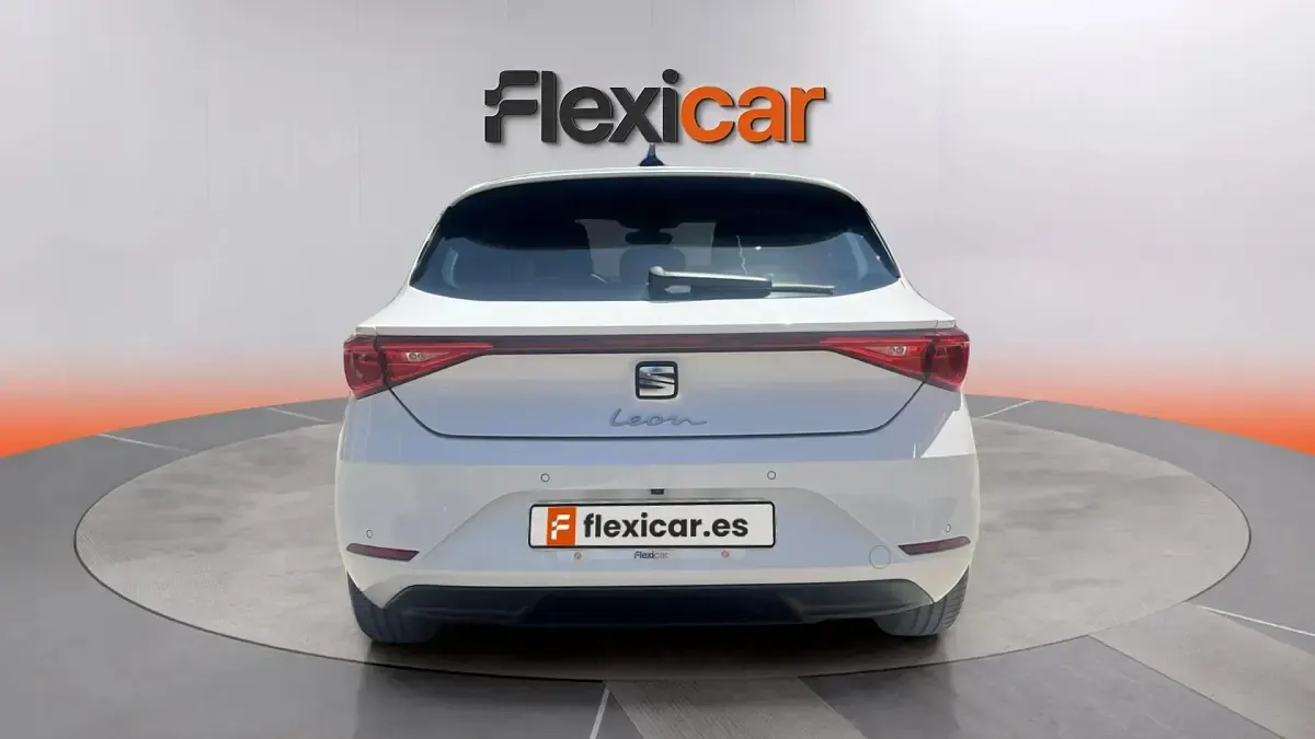 Usado Seat Leon Style 116 CV (85 kW) 2025 Blanco Familiar