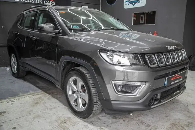 Usado Jeep Compass 140 CV (102 kW) 2018 Grisnegro SUV