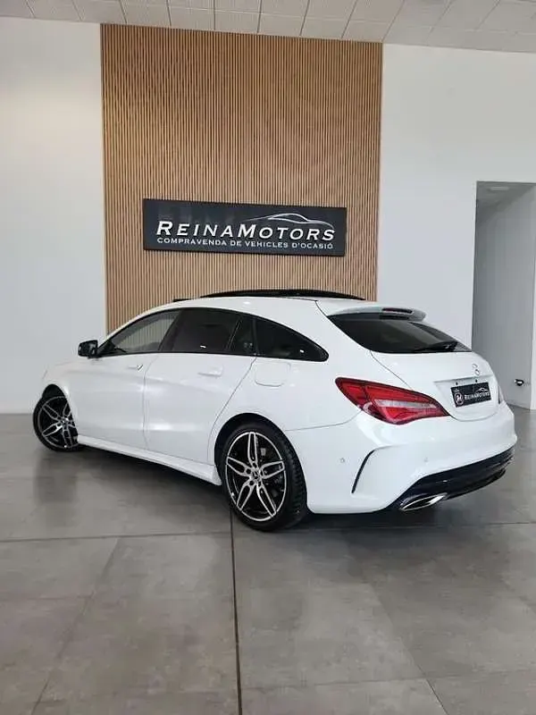 Usado Mercedes CLA180 Shooting Brake 122 CV (89 kW) 2018 Blanco Familiar