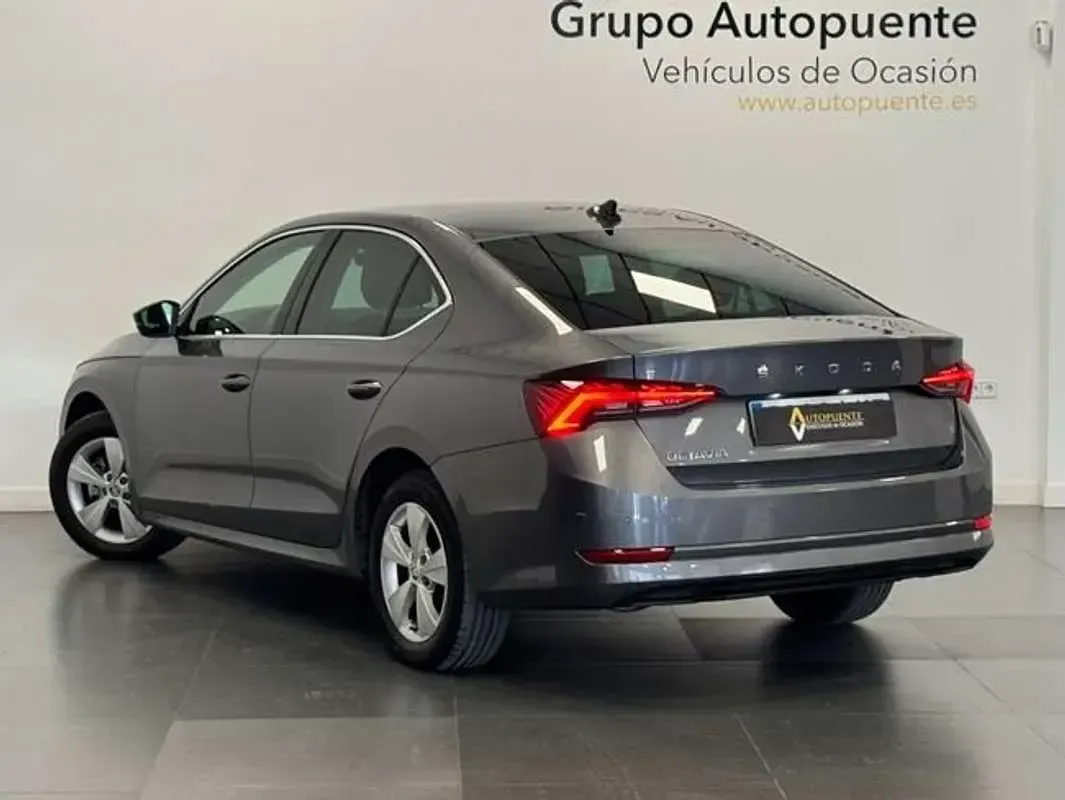 Usado Skoda Octavia Ambition 150 CV (110 kW) 2022 Gris Berlina