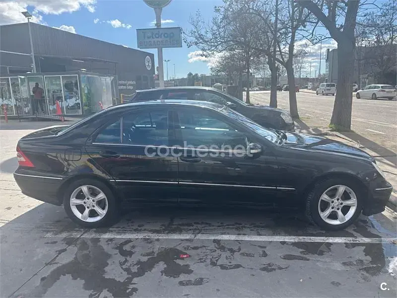 Usado Mercedes C220 Avantgarde 143 CV (105 kW) 2005 Negro Berlina