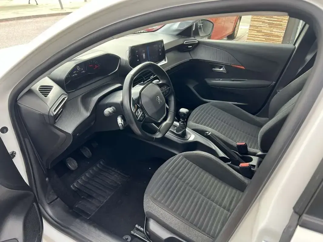 Usado Peugeot 208 Active 102 CV (75 kW) 2021 Blanco Utilitario
