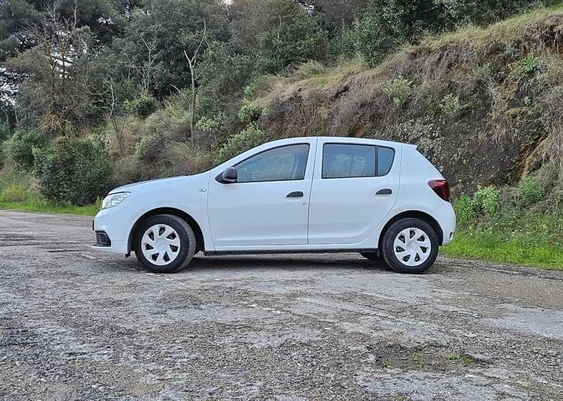 Usado Dacia Sandero Ambiance 75 CV (55 kW) 2018 Blanco Utilitario