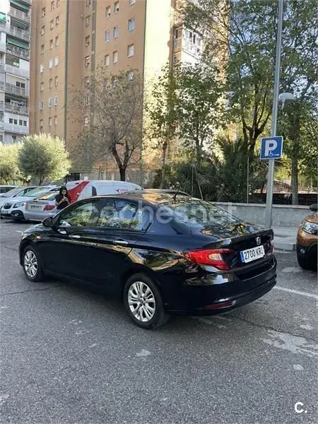 Usado Fiat Tipo Easy 120 CV (88 kW) 2018 Negro Berlina