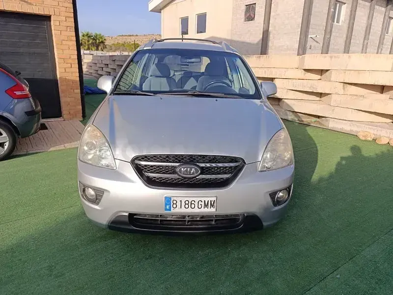 Usado Kia Carens 140 CV (102 kW) 2010 Gris / plata Monovolumen