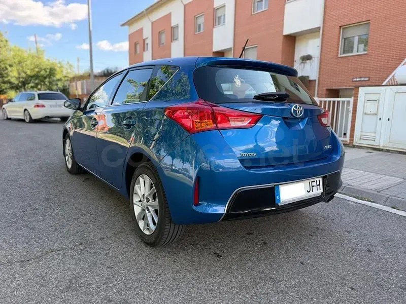 Usado Toyota Auris Active 132 CV (97 kW) 2015 Azul Berlina
