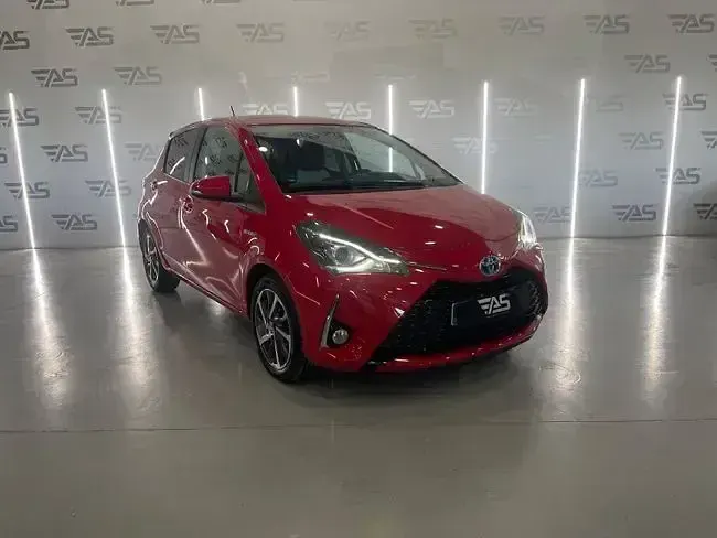 Usado Toyota Yaris Hybrid Active 100 CV (73 kW) 2019 Rojo Utilitario