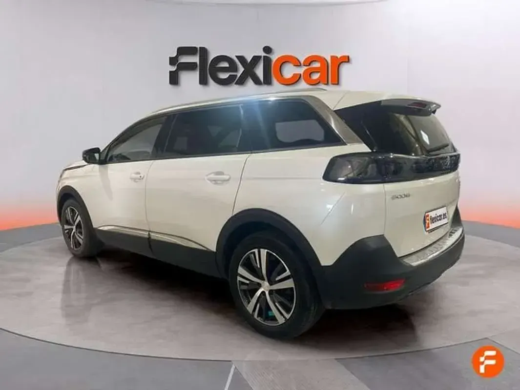 Usado Peugeot 5008 Allure 136 CV (100 kW) 2024 Blanco SUV