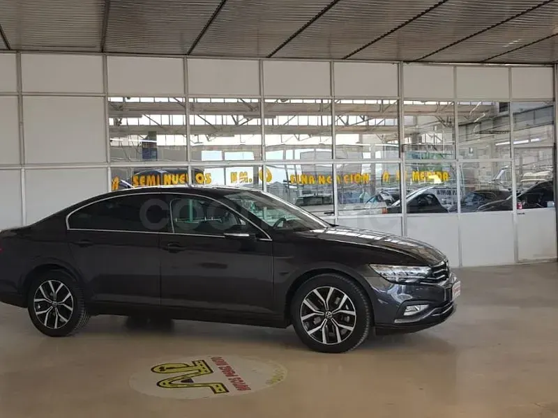 Usado VW Passat Business 150 CV (110 kW) 2023 Negro Familiar