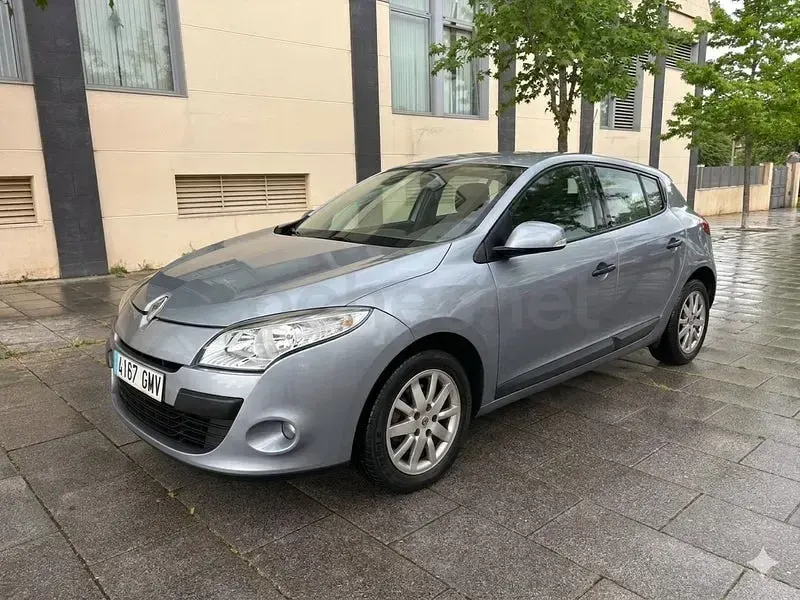 Usado Renault Mégane Dynamique 105 CV (77 kW) 2010 Gris / plata Berlina