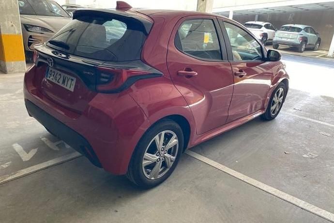 Usado Toyota Yaris Hybrid Active 116 CV (85 kW) 2025 Rojo Utilitario