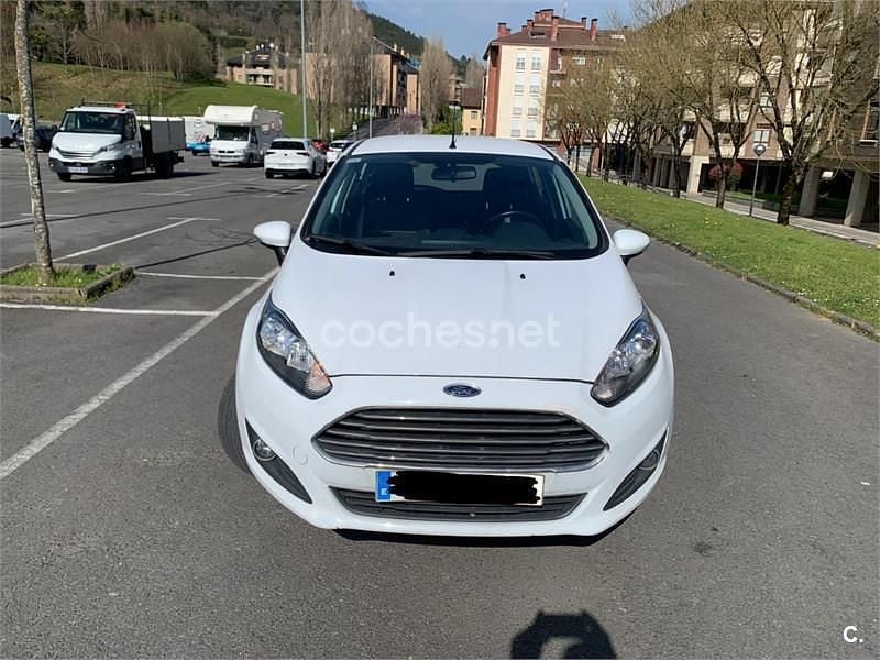Usado Ford Fiesta Trend 95 CV (69 kW) 2015 Blanco Berlina