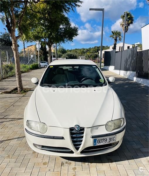 Blanco Usado 2002 Alfa Romeo 147 Distinctive Utilitario | 2000 € - Imagen 1/4