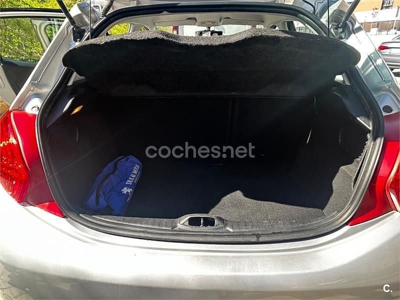 Usado Peugeot 208 82 CV (60 kW) 2013 Gris / plata Utilitario