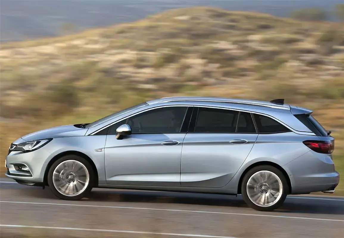 Usado Opel Astra Excellence 150 CV (110 kW) 2017 Gris Familiar