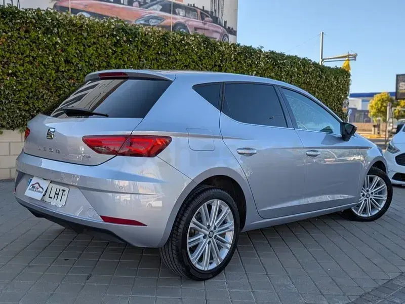 Usado Seat Leon XCELLENCE 130 CV (95 kW) 2020 Gris / plata Berlina