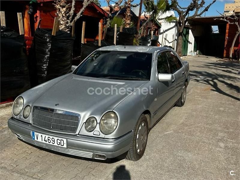Usado Mercedes E300 Elegance 177 CV (130 kW) 1998 Gris / plata Berlina
