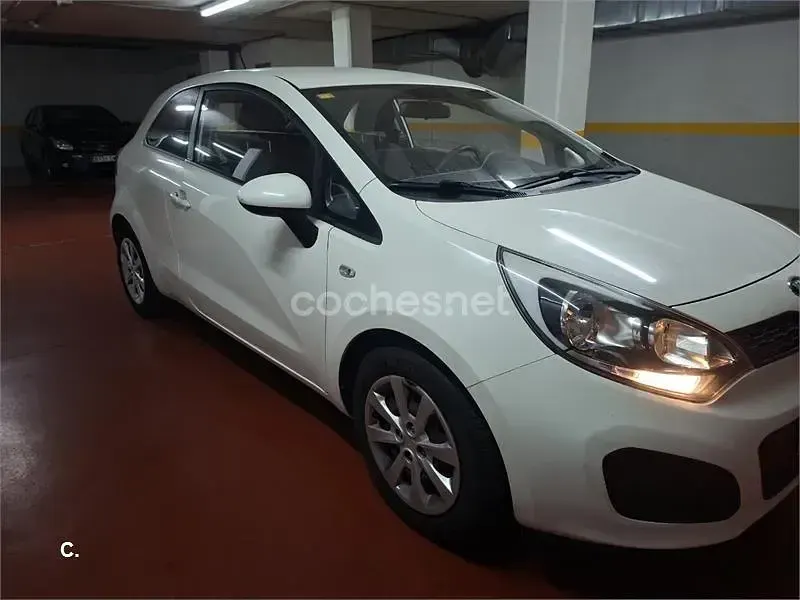 Usado Kia Rio 84 CV (61 kW) 2015 Blanco Berlina
