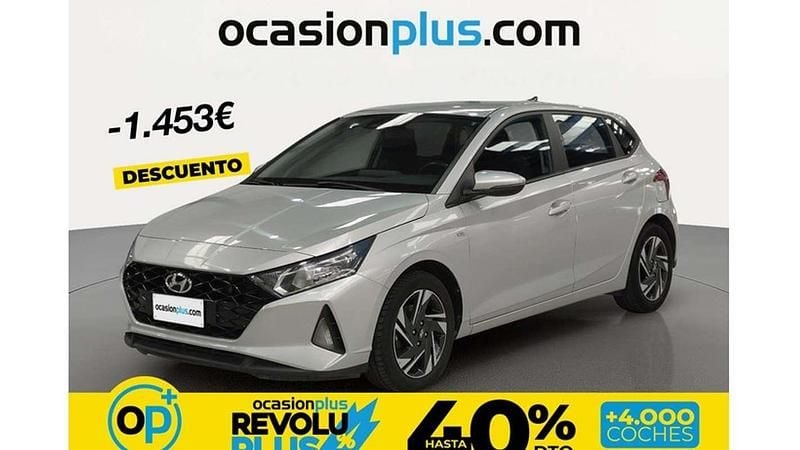 Usado Hyundai i20 101 CV (74 kW) 2022 Plateado Utilitario