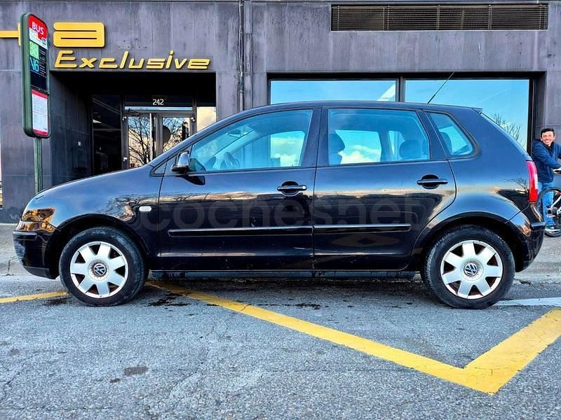 Usado VW Polo Highline 100 CV (73 kW) 2004 Negro Utilitario