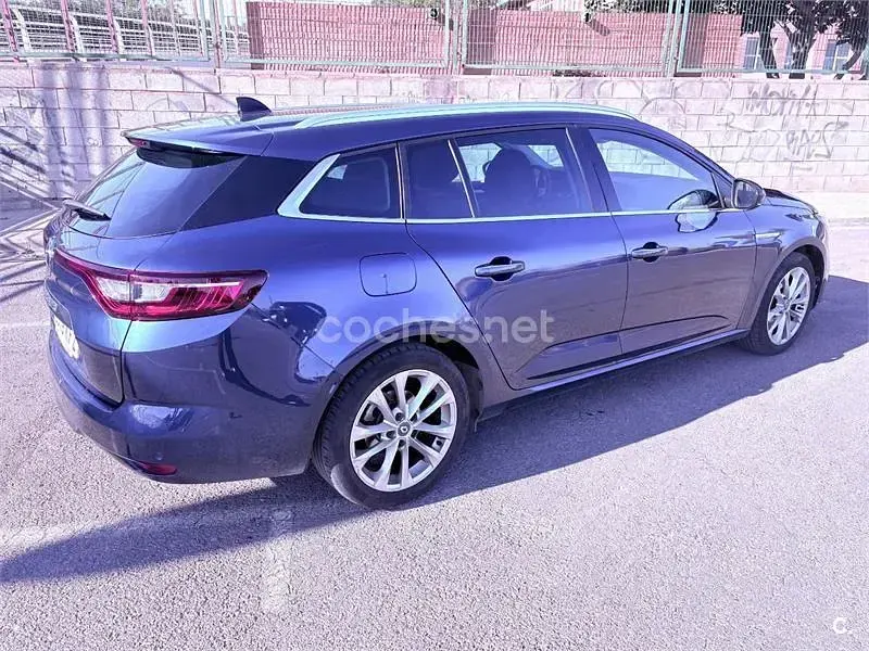 Usado Renault Mégane GrandTour Zen 130 CV (95 kW) 2017 Negro Familiar