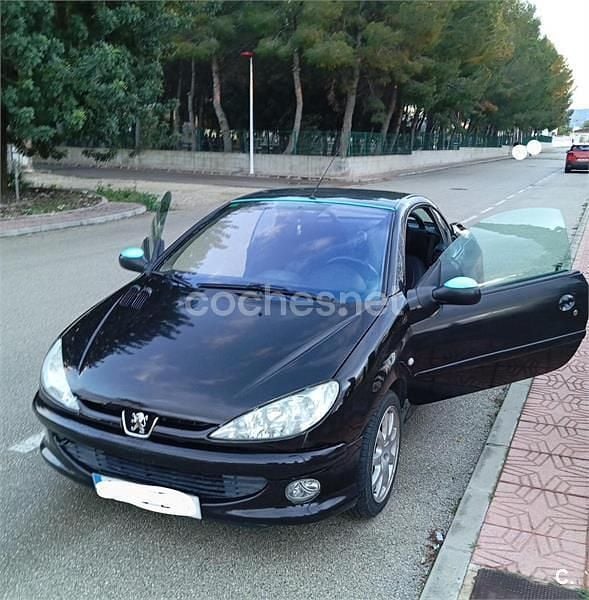Usado Peugeot 206 CC 110 CV (80 kW) 2005 Negro Descapotable