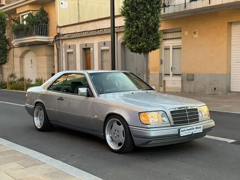 Usado Mercedes E220 150 CV (110 kW) 1996 Gris / plata Coupe