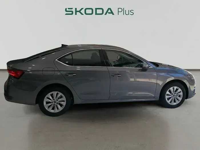 Usado Skoda Octavia Selection 116 CV (85 kW) 2025 Gris Berlina