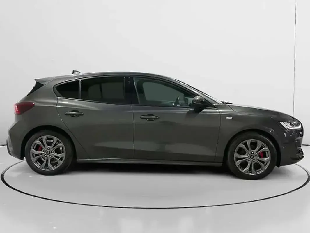 Usado Ford Focus ST-Line 125 CV (91 kW) 2022 Gris Utilitario