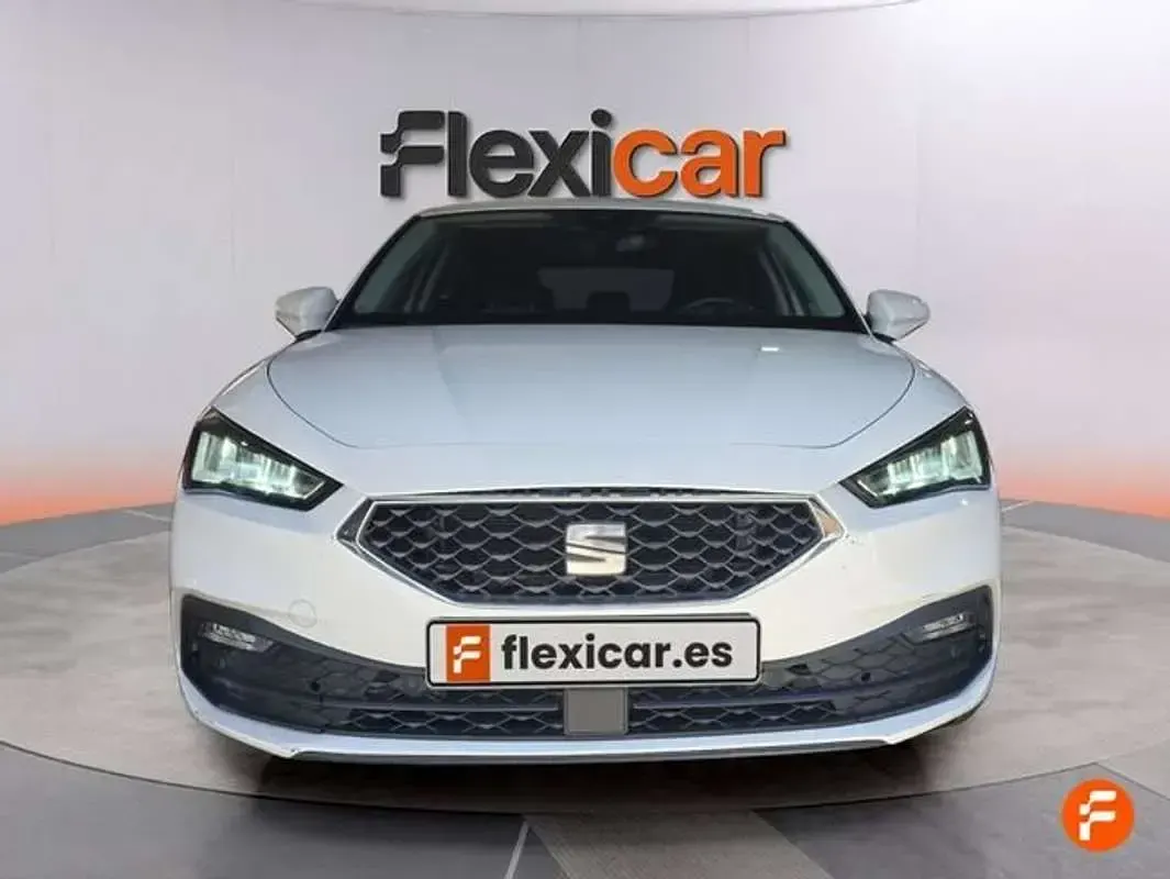 Używany Seat Leon Style 131 KM (96 kW) 2023 Biały Hatchback
