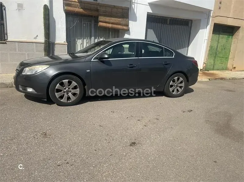 Usado Opel Insignia Cosmo 130 CV (95 kW) 2010 Gris / plata Berlina