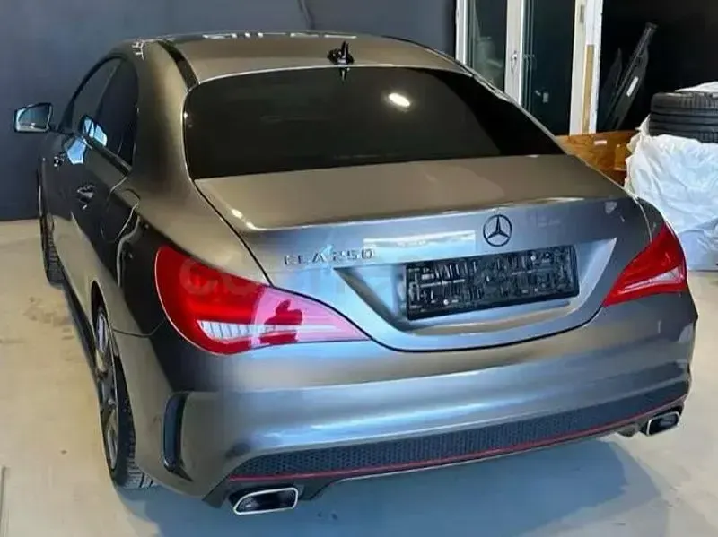 Usado Mercedes CLA250 AMG line 211 CV (155 kW) 2015 Gris / plata Coupe
