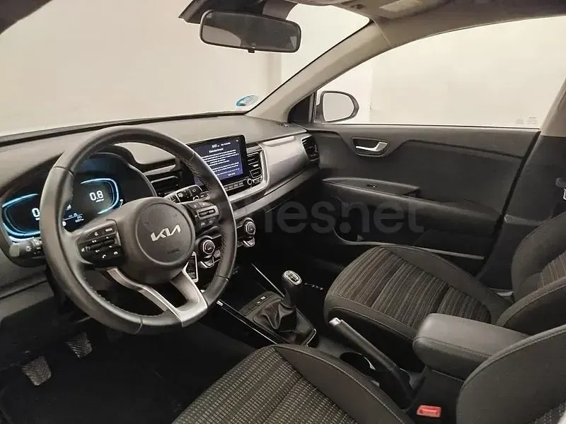 Usado Kia Stonic 100 CV (73 kW) 2025 Blanco SUV