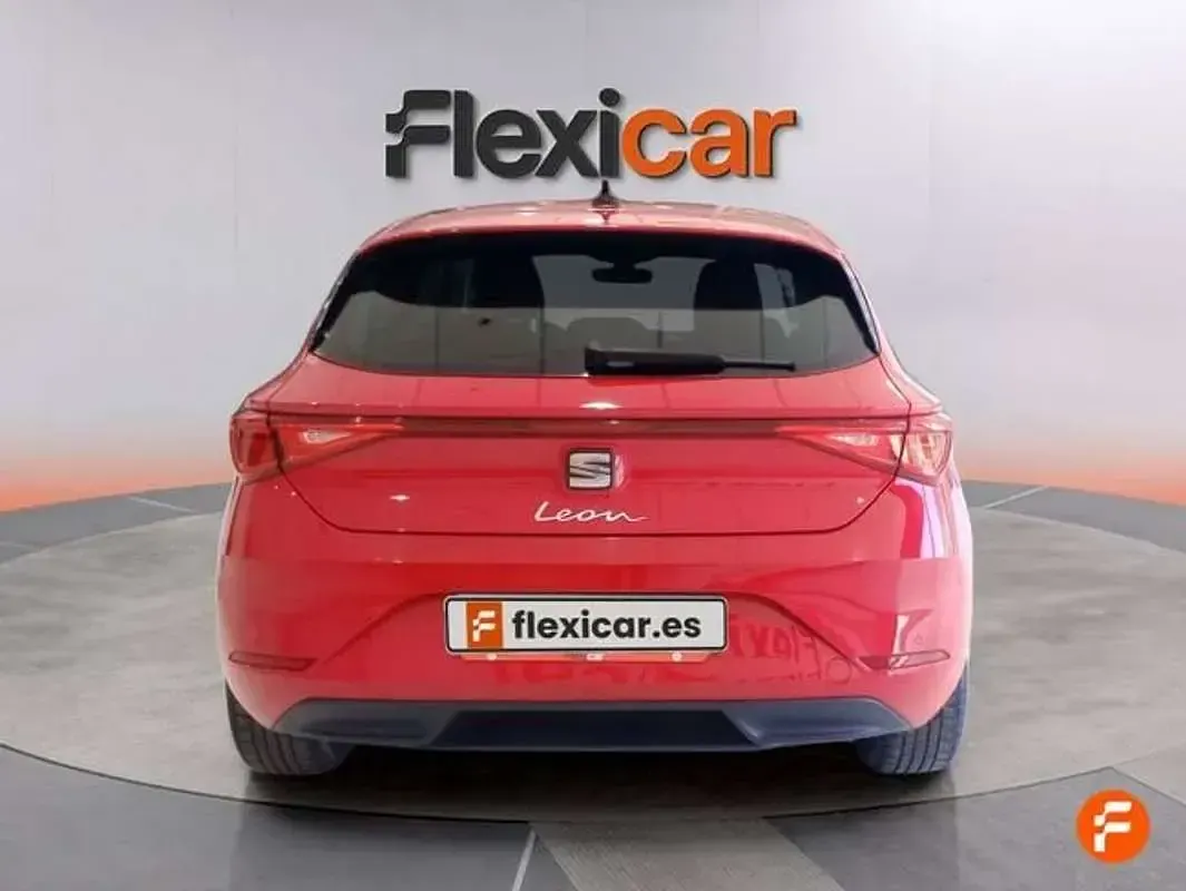 Usado Seat Leon ST Style 131 CV (96 kW) 2020 Rojo Familiar