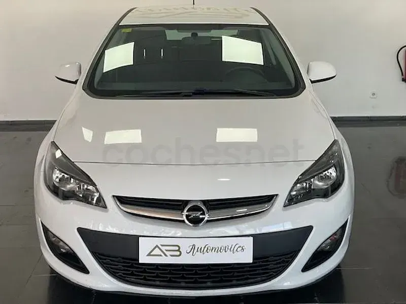 Usado Opel Astra Selective 140 CV (102 kW) 2015 Blanco Berlina