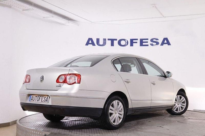 Usado VW Passat 105 CV (77 kW) 2010 Plata Berlina