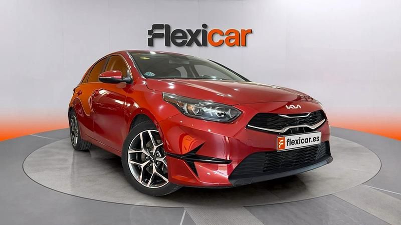 Usado Kia Ceed 100 CV (73 kW) 2021 Granate Utilitario
