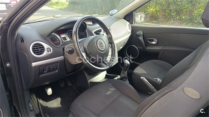 Usado Renault Clio II Authentique 75 CV (55 kW) 2006 Negro Berlina