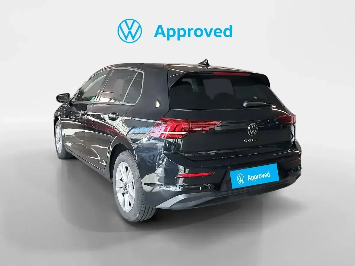 Usado VW Golf VIII Life 110 CV (80 kW) 2021 Negro Berlina