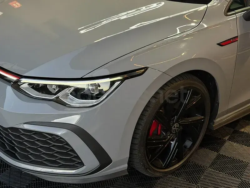 Usado VW Golf VIII GTI 245 CV (180 kW) 2023 Gris / plata Berlina