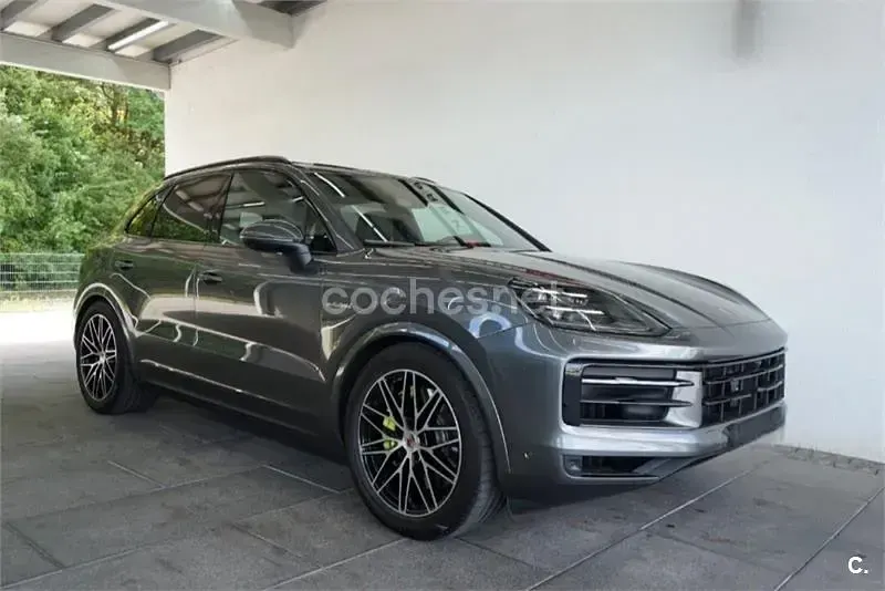 Usado Porsche Cayenne S E-Hybrid 519 CV (381 kW) 2025 Gris / plata SUV
