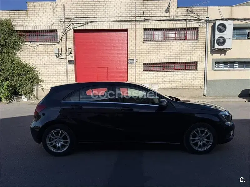 Usado Mercedes A180 Urban 122 CV (89 kW) 2015 Negro Berlina
