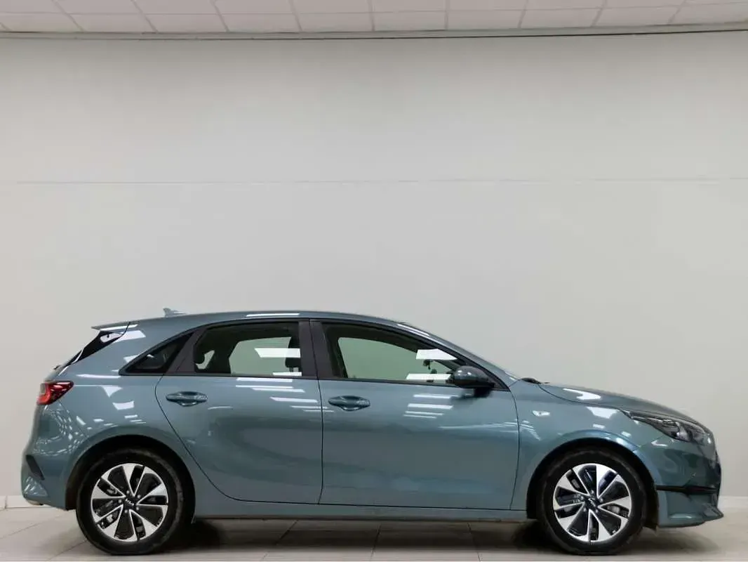 Usado Kia Ceed 101 CV (74 kW) 2025 Gris Utilitario