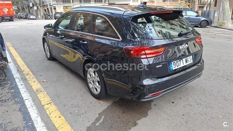 Usado Kia Ceed 120 CV (88 kW) 2023 Negro Utilitario
