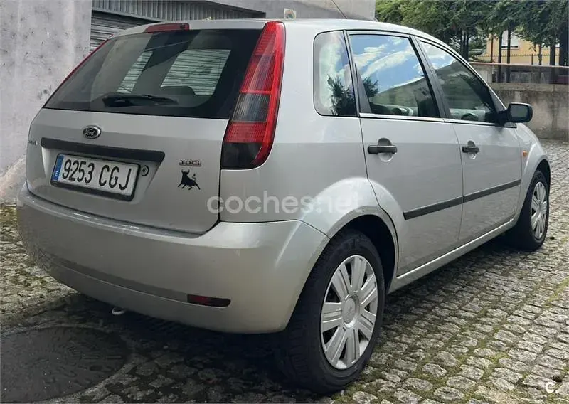 Usado Ford Fiesta Ghia 68 CV (50 kW) 2004 Gris / plata Utilitario