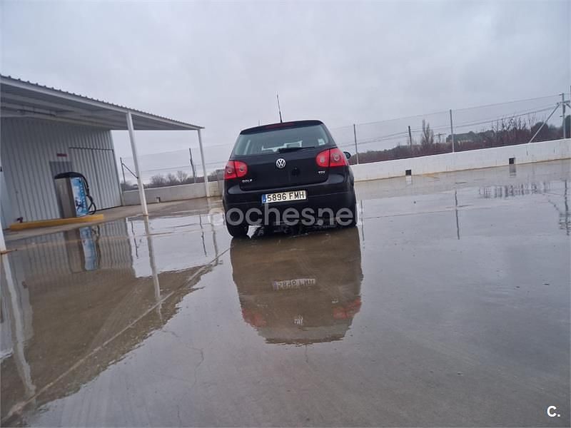 Usado VW Golf IV Highline 105 CV (77 kW) 2006 Negro Berlina