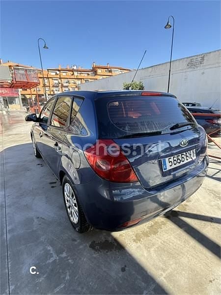 Usado Kia Ceed 90 CV (66 kW) 2008 Azul Utilitario